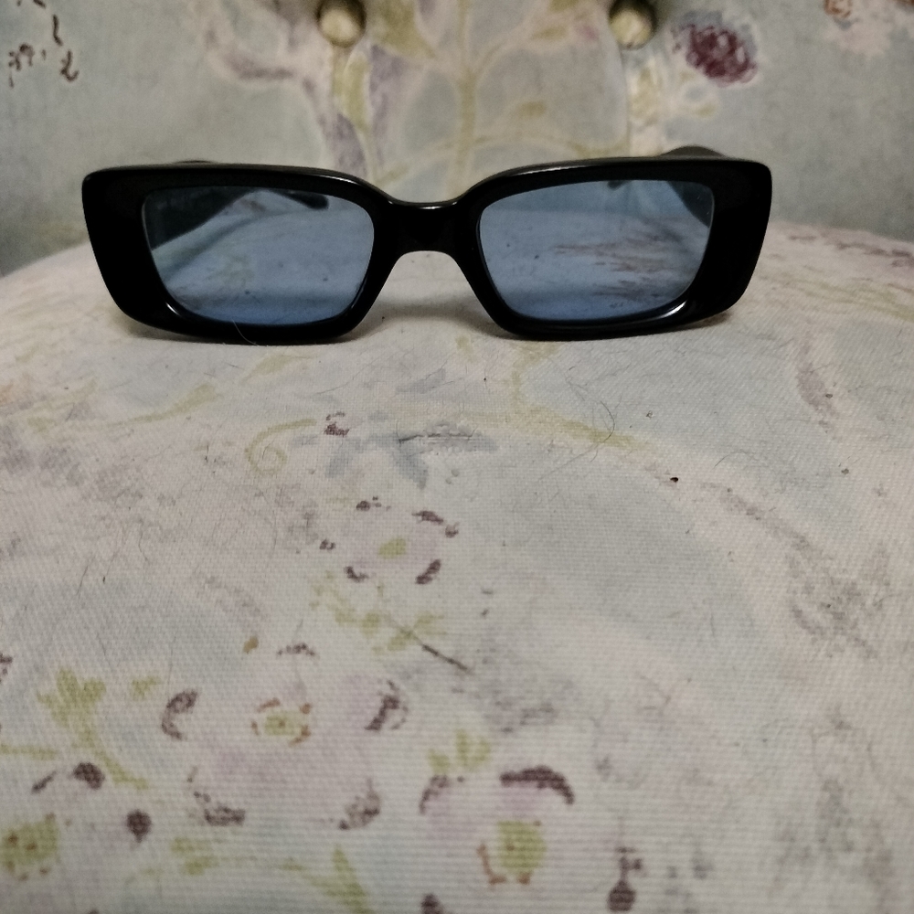 Gucci  Authentic Vintage Blue lens Sunglasses - Picture 2 of 6